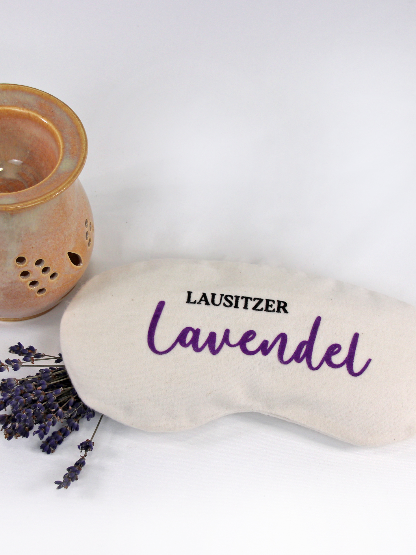 Lavendel Augenkissen Augenkissen liegt neben Duftlampe